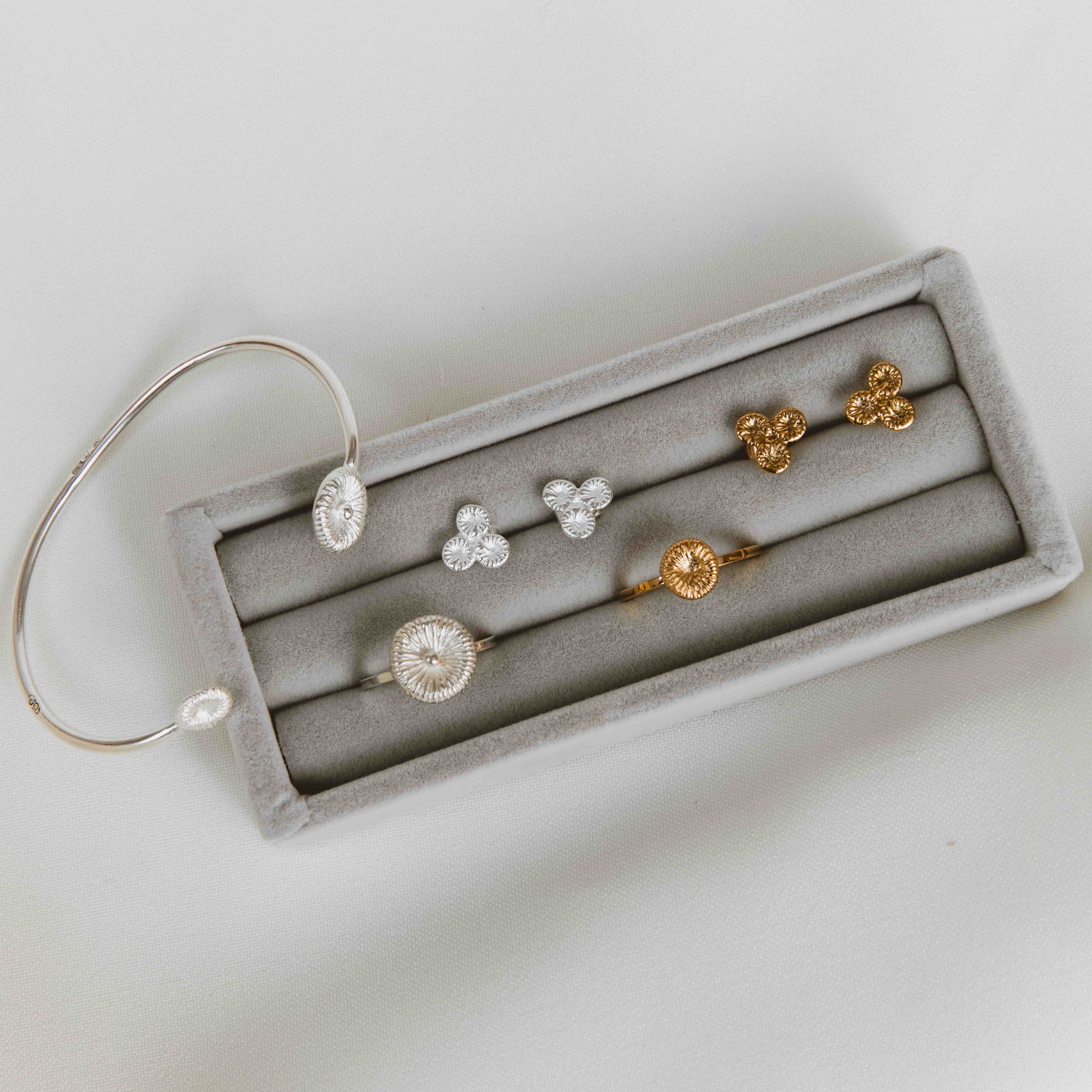 Smyckeset med knappkorall örhängen och armband