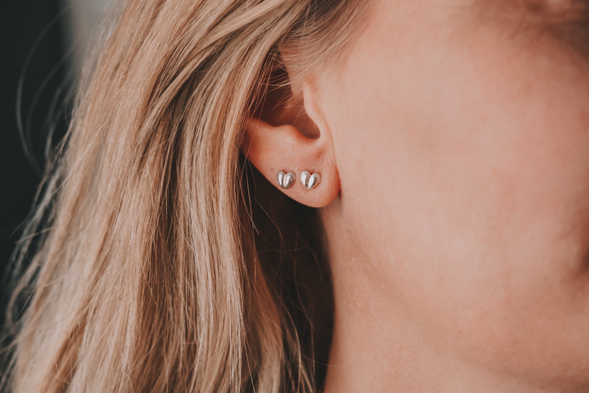 Dubbel silverörhänge Heart of Gotland på öra