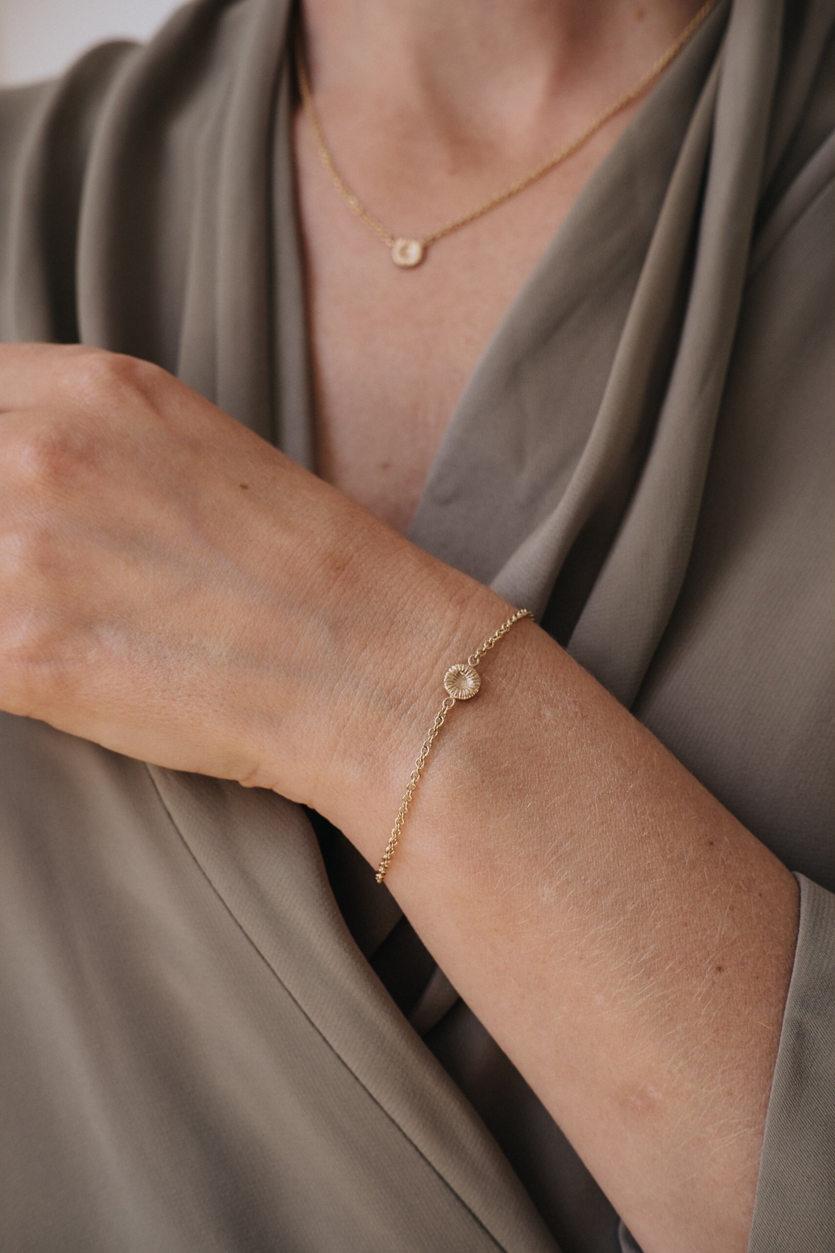 Elegant guldarmband med knappkorall