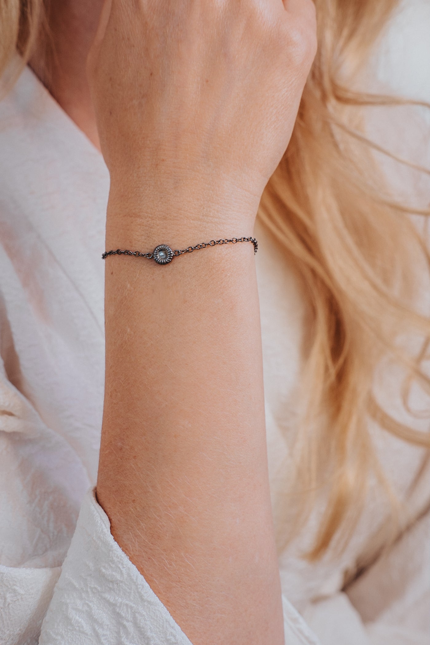 Knappkorall armband, medium, oxiderat silver - Annika Gustavsson Jewellery