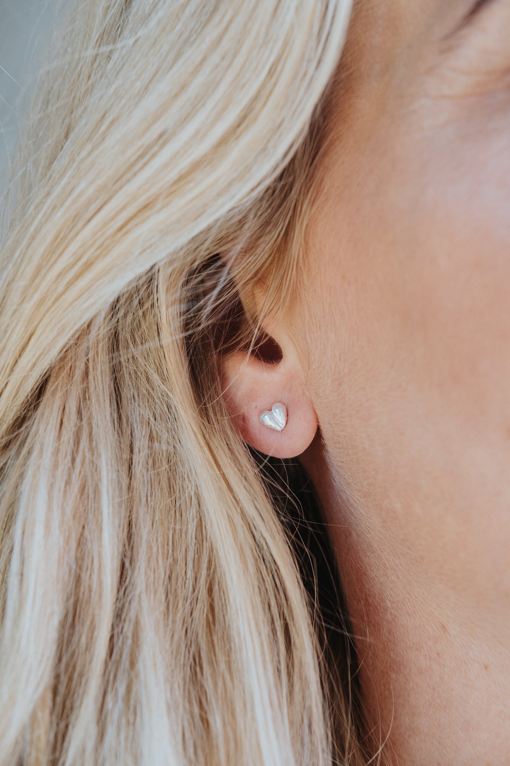 Silverörhänge Heart of Gotland på öra