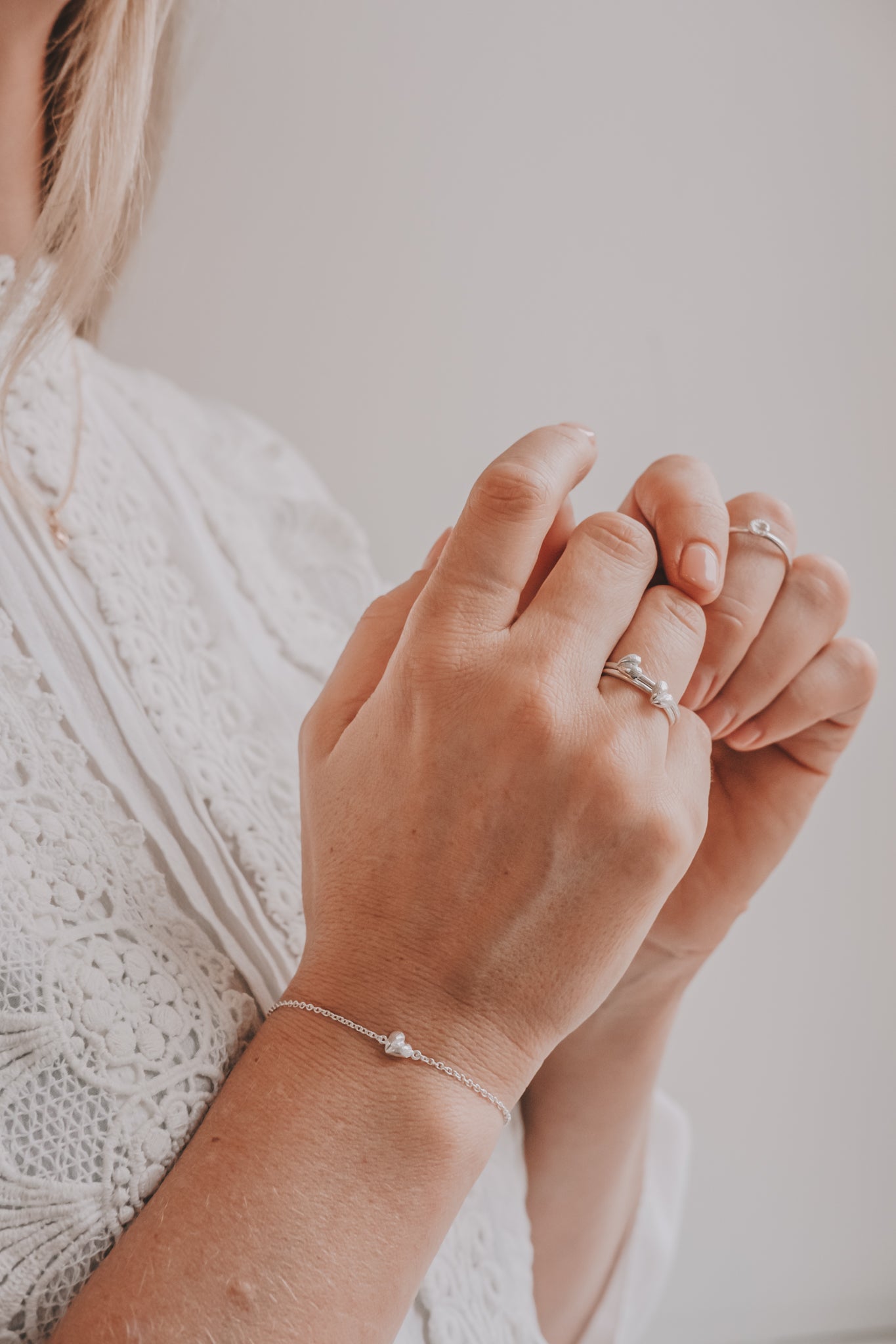 Heart of Gotland armband och ringar på hand