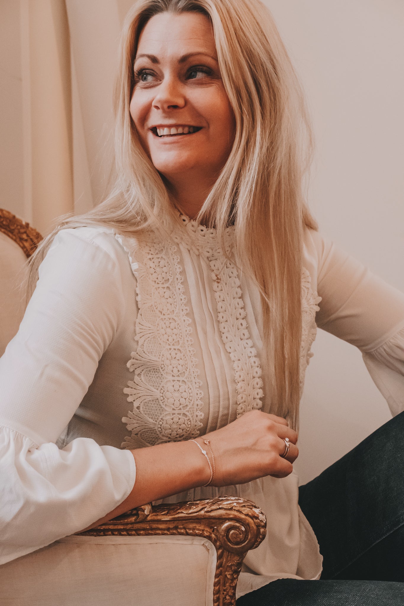 Kvinna med Heart of Gotland armband och leende