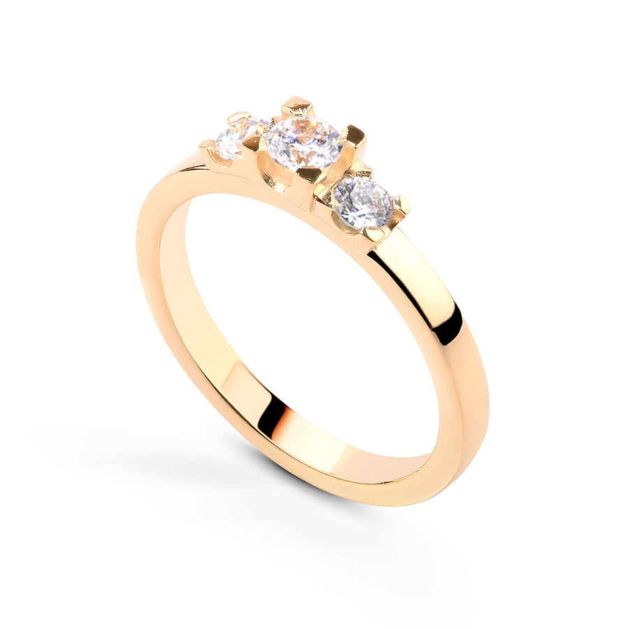 Lau ring i guld med diamanter, storlek 1 x 0,21ct + 2 x 0,11ct